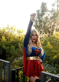 Alyvia Alyn Lind